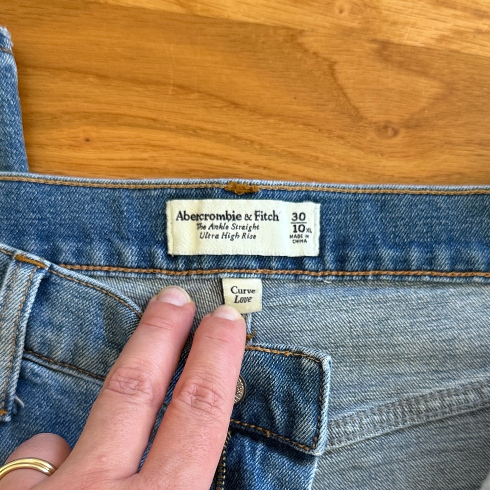 Abercrombie & Fitch Curve Love High Rise Blue Jeans - Picture 4 of 5